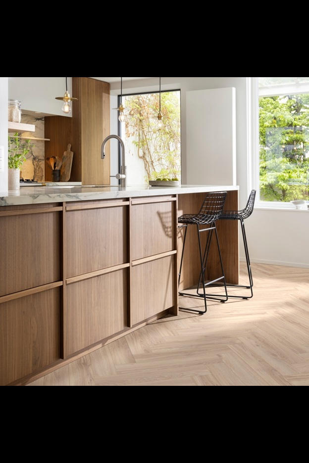 Замковая ПВХ плитка Blackjack Oak 22210 (630*126*6 мм) — купить в Новороссийске